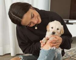 The star is accompanied by a dog named Mia in her home.
